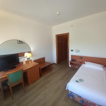 אודינה Hotel Cristallo מראה חיצוני תמונה