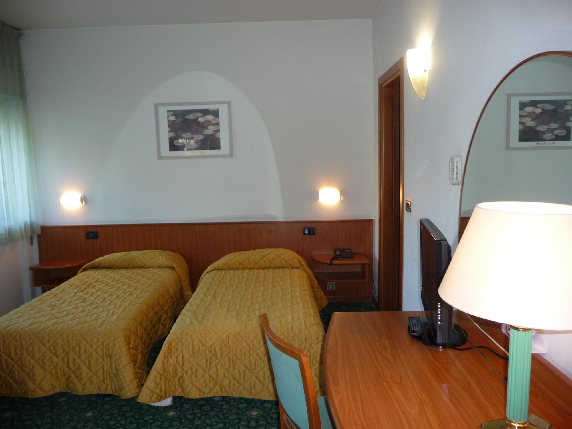 אודינה Hotel Cristallo מראה חיצוני תמונה