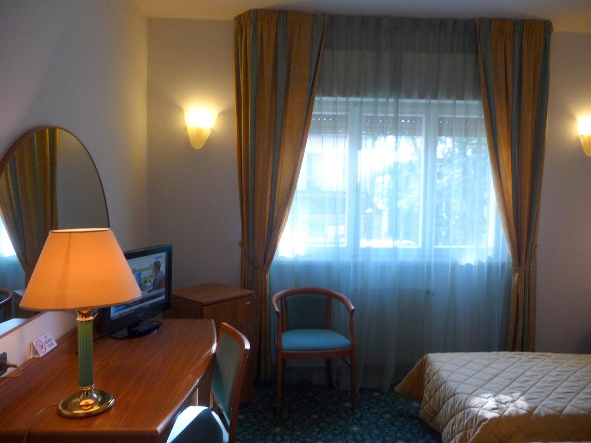 אודינה Hotel Cristallo מראה חיצוני תמונה