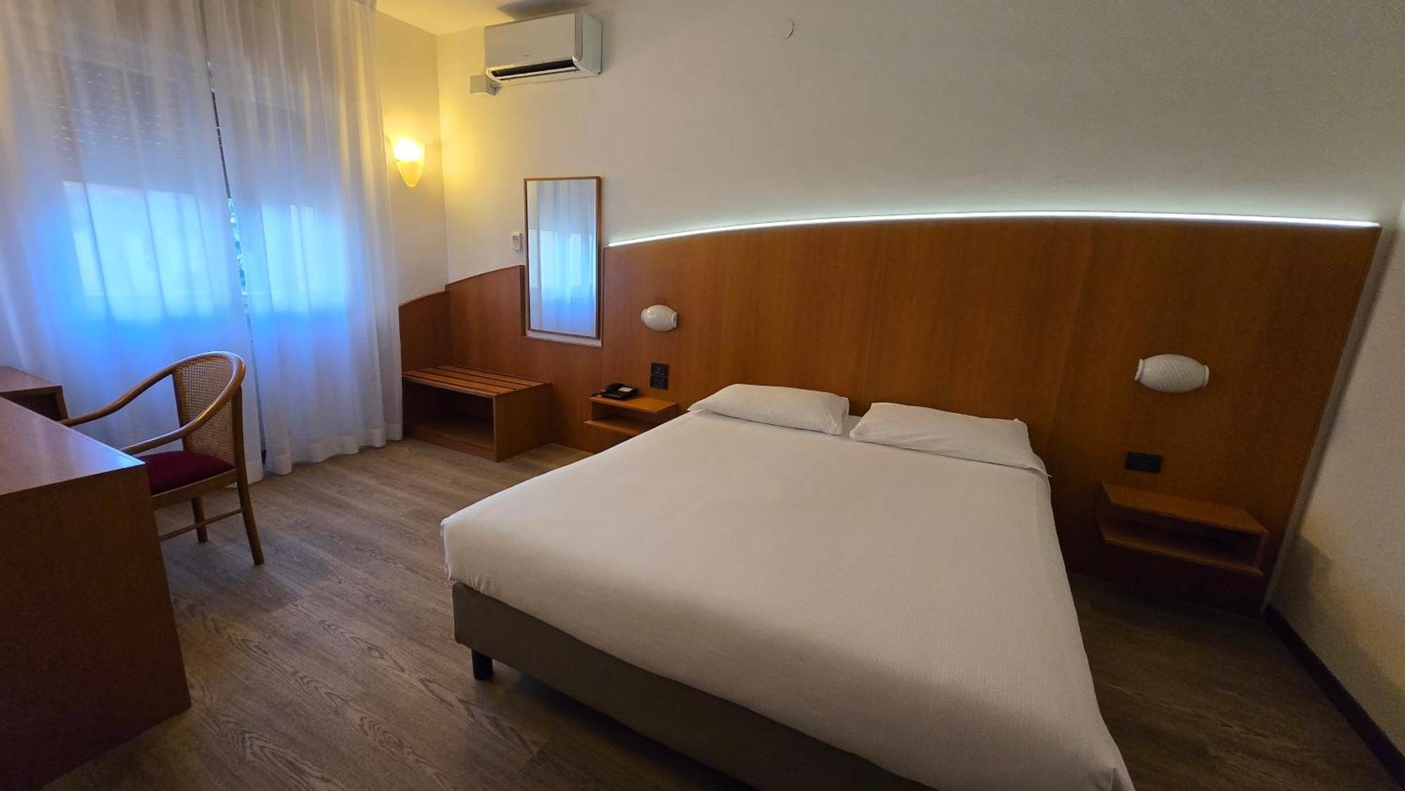 אודינה Hotel Cristallo מראה חיצוני תמונה
