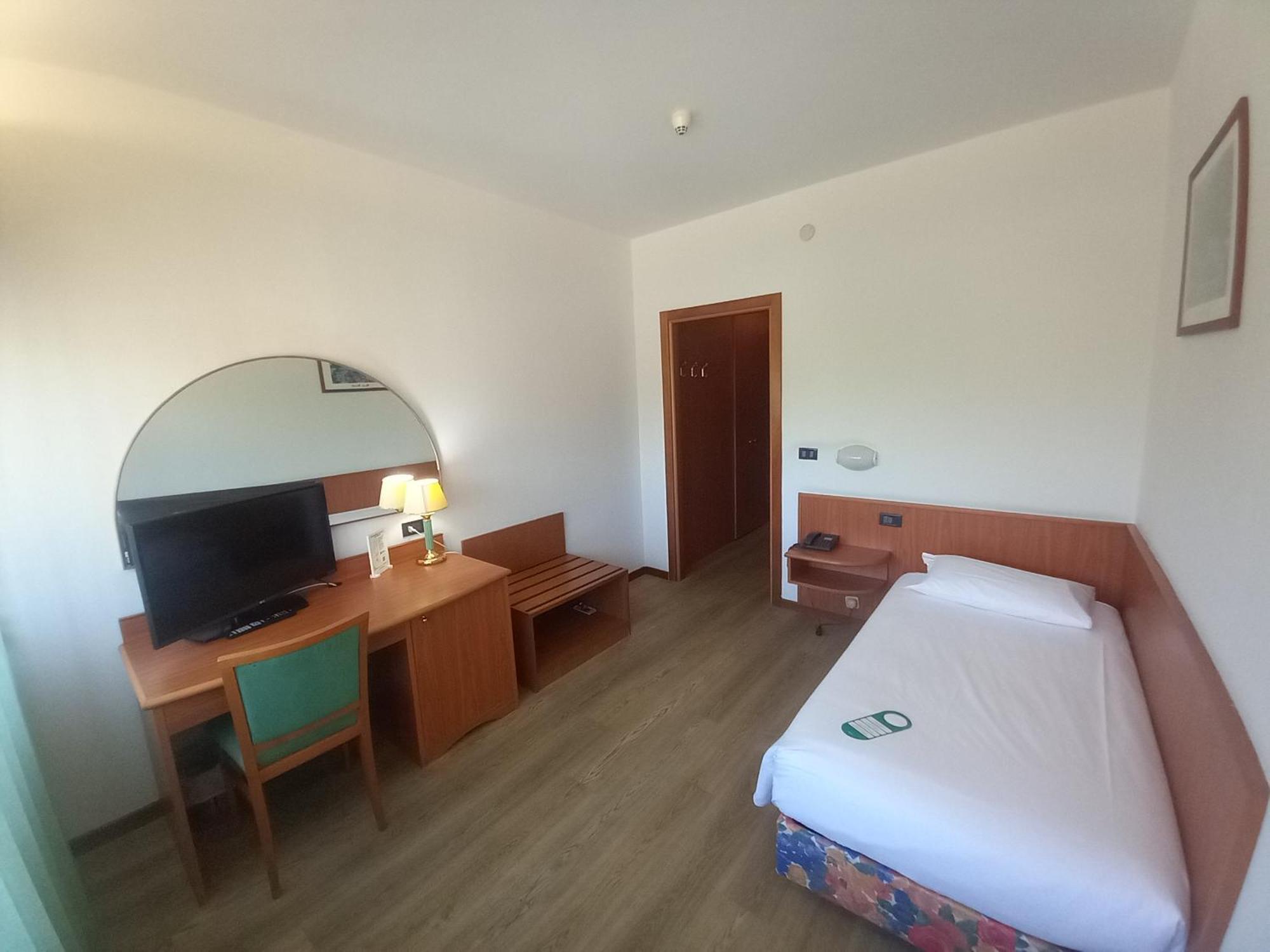 אודינה Hotel Cristallo מראה חיצוני תמונה