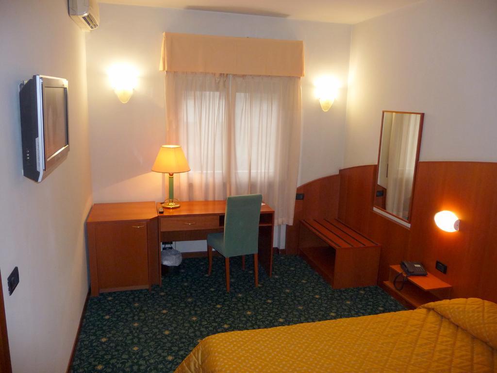 אודינה Hotel Cristallo מראה חיצוני תמונה