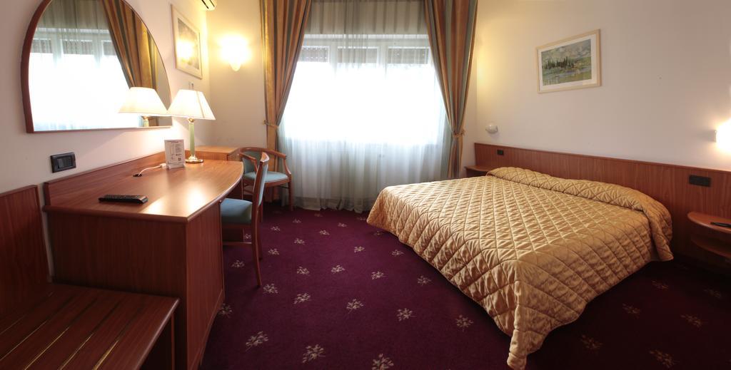 אודינה Hotel Cristallo מראה חיצוני תמונה